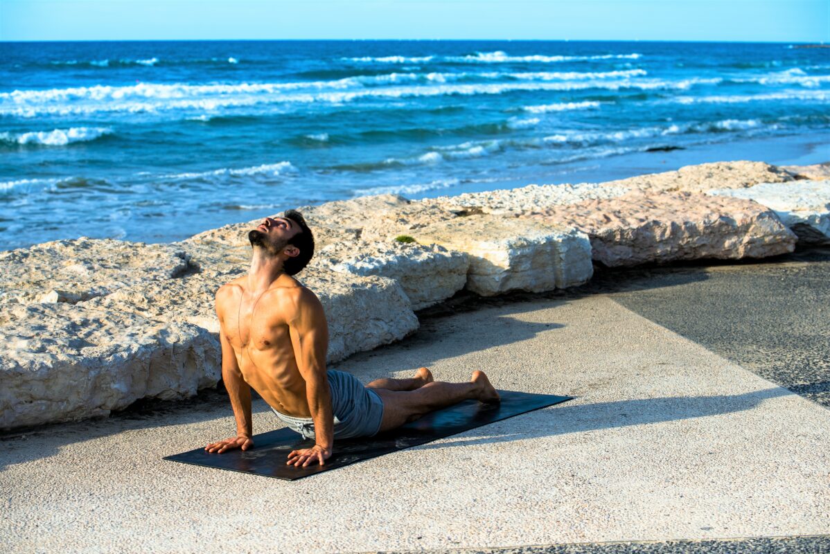 תנוחת יוגה כלב מביט מעלה